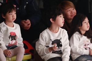 小泡芙三兄妹同框 侧颜简直是复制粘贴