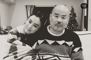 张柏芝搂爸爸合影动容儿子穿兄弟装