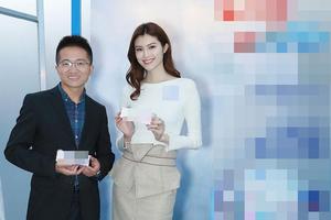 何穗开叉裙秀美腿与粉丝合影露甜笑