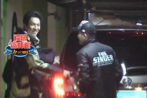 迪玛希搂女助理热聊父亲甘当搬运工