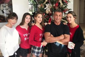 史泰龙与妻子女儿同框 一家人颜值超高