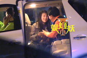 朱时茂与妙龄女车内热聊 摸头牵手亲昵