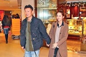 余文乐夫妇甜蜜似连体婴 娇妻巧遮肚