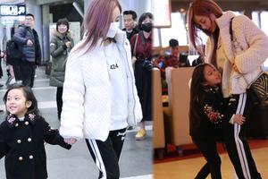 李小璐手牵女儿似姐妹花 甜馨跪地撒娇