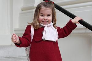 英国小公主背小书包上幼儿园萌萌哒