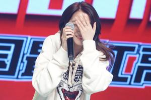 恋爱中的少女！关晓彤托腮卖萌秀戒指