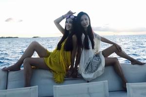 51岁温碧霞与好友秀美腿 笑称永远28岁