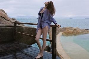 何穗穿比基尼皮肤白嫩长腿迷人