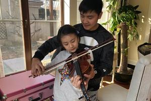 田亮给女儿示范拉小提琴 森碟表情亮了