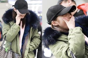 关晓彤清晨出发咬指甲 素面朝天打哈欠