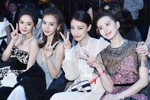 杨幂baby倪妮刘诗诗姐妹同框甜笑比耶