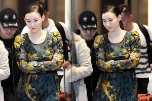 张柏芝寒冬薄裙现身变“冻美人”