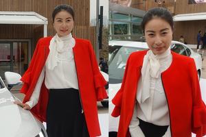 郭晶晶成车模？披红大衣贵妇风范十足