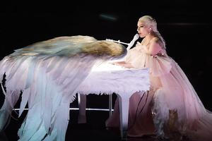 Lady Gaga穿粉色纱裙自弹自唱梦幻如仙