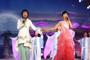 回忆杀！赵雅芝叶童牵手合唱重现经典