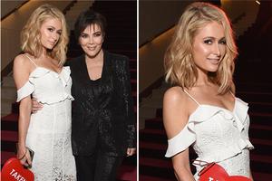 希尔顿吊带裙秀曼妙身姿手捧“红心”