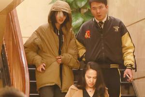 郑爽右眼贴纱布小心慢走 获妈妈开道