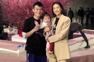 陈冠希战时装周 秦舒培抱女儿撑场支持