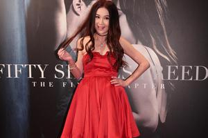 温碧霞抹胸红裙亮相秀美腿 含胸显老态