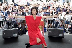 孙燕姿怀二胎坐椅子与歌迷合影秀美腿