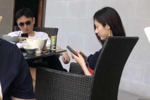 王思聪三亚度假与女伴各自玩手机