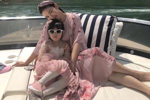 黄奕与女儿牵手游湖 微笑轻吻铛铛头顶