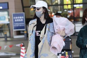 鲜花配美人！娜扎时装周归来风衣装