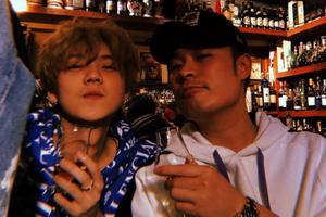 鹿晗陈赫酒吧聚会享受假期 举杯小酌