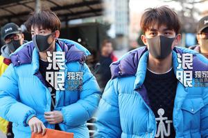 吴磊北电艺考遭围堵 口罩遮面仍显精神