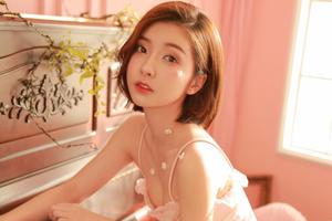 王思聪前女友豆得儿写真 粉裙少女十足