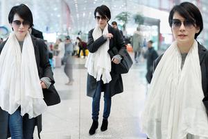 俞飞鸿剪短发清爽利落干练走路带风