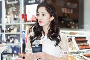 杨幂镂空裙清新优雅 上围傲人玉腿抢镜