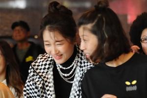 关晓彤造型老气 一路聊天笑到脸变形