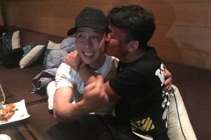 王宝强探班甄子丹畅饮后献吻亲密搂肩