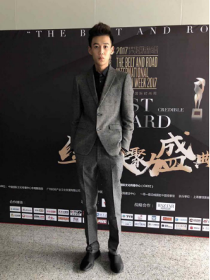 张驰亮相时尚盛典 ,暖男范儿实力圈粉!