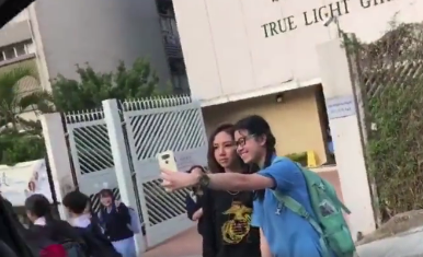 邓紫棋与师妹合影