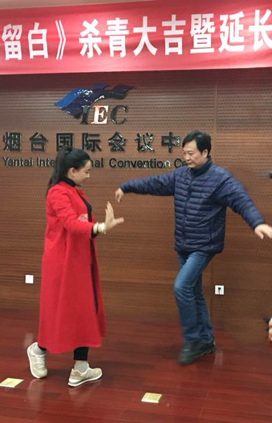 尹大为导演在新片杀青仪式上跳起《敖包相会》