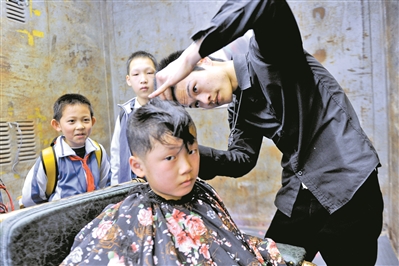 罗福兴在为顾客剪头发。  本文图片均来自广州日报