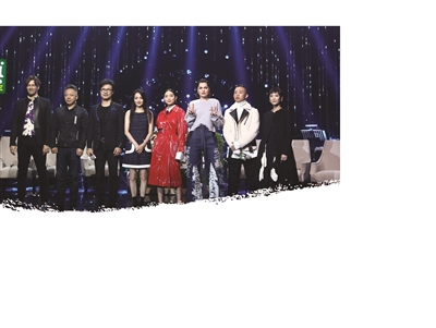1月17日晚，湖南卫视《歌手》2018首次集结全部歌手召开媒体见面会