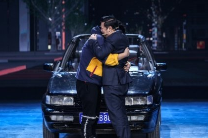 误认“儿子”贾玲 激动相拥