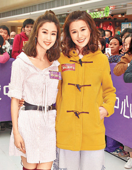 黄翠如(右)与岑丽香为《溏心风暴3》宣传