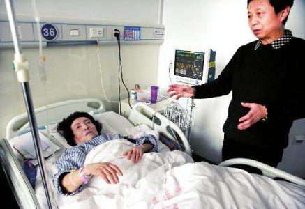 78岁歌唱家贠恩凤被撞骨折 病床上呼吁“车让人”