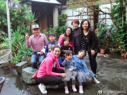 刘畊宏一家团聚为妈妈庆生,上图中可以看到小泡芙把手伸到妹妹身后,看起来像是轻轻搂住妹妹。