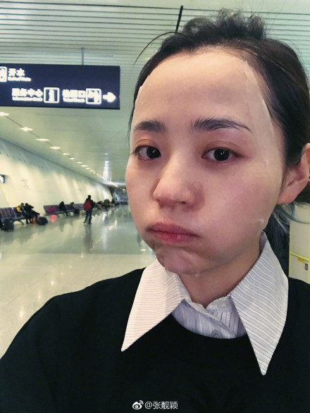 张靓颖素颜敷面膜