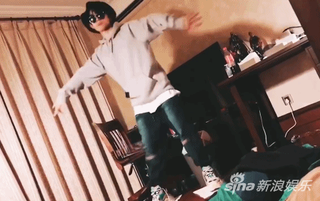 易烊千玺耍帅晒新鞋 网友:不料新欢变旧爱