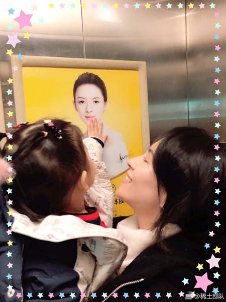 章子怡带女儿在电梯里