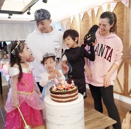 小姗姗即将年满3岁，一家人提前举办生日派对。