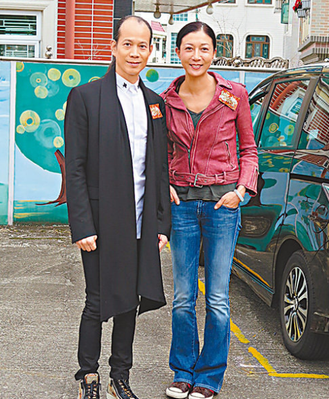 吴绮莉(右)带苏民峰到旧居拍摄。