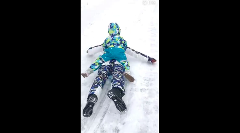 升级版人工雪橇犬！陆毅趴在地上背着女儿滑雪