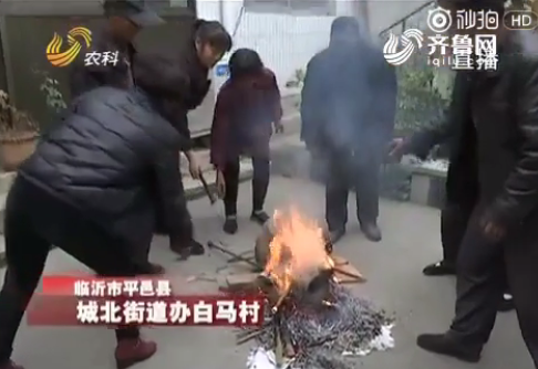 丧葬改革禁吹,唢呐艺人烧点了自己的乐器
